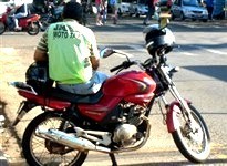 Com apenas 60 mototaxistas cadastrados, Maringá inicia em novembro blitz para identificar motociclistas que exercem a função irregularmente